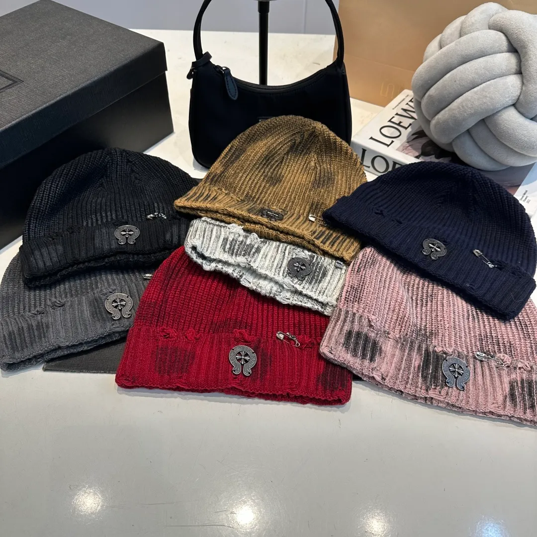 P60 Crow Heart Autumn and Winter Wool Knitted Beanie This must be the favorite of minimalism. It is clean, neat, fashionable and versatile, and will definitely not be picky about your face shape! A fashionable classic that lasts forever! Fashionable black and white can be purchased together